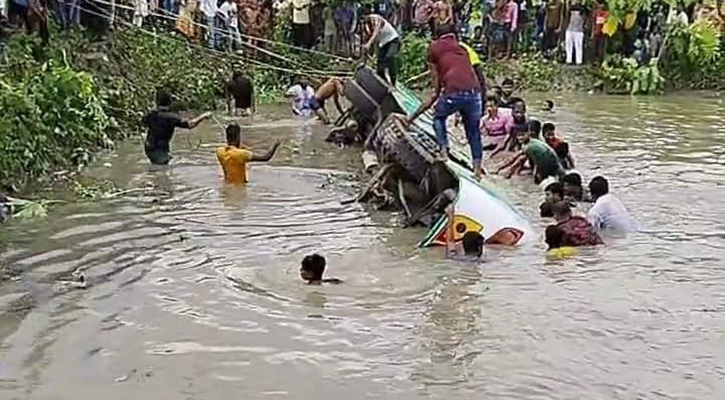 ঝালকাঠিতে বাস পুকুরে পড়ে নিহত ১৭